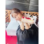 くみっきー、誕生日ケーキを持った上目遣いショットを公開