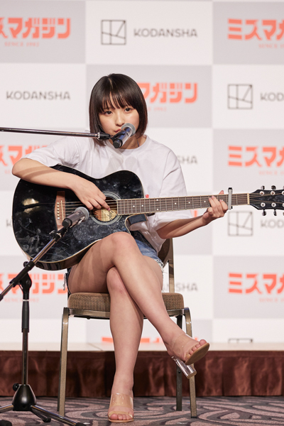 【写真特集】一ノ瀬瑠菜（シャルロット）、グラビアデビュー果たした逸材が弾き語りを披露！「ミスマガジン2023」ベスト16お披露目