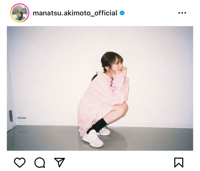 元乃木坂46・秋元真夏、大きめシャツコーデで美脚チラリ！