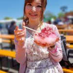 肉フェスでイチゴかき氷を食べるスイーツライターが「可愛すぎる？」と話題に