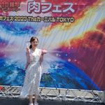 肉フェスでイチゴかき氷を食べるスイーツライターが「可愛すぎる？」と話題に