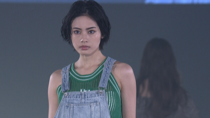 【動画】安⻫星来、デニムオーバーオールでGYDAステージに登場！＜札幌コレクション 2023 SPRING/SUMMER＞