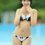 【写真特集】レースクイーン・佐々木萌香、もちもち感で誘うメイドビキニ姿でフェチのツボ刺激！＜川越水上公園プール撮影会＞