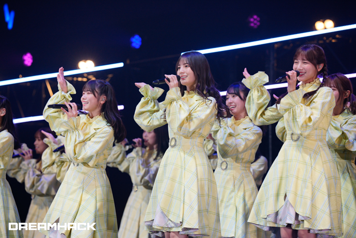 日向坂46、黄色の新衣装でライブパフォーマンス！＜DreamHack Japan 2023＞