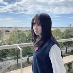 桜田ひより、制服姿で振り向き微笑むオフショットが無敵すぎる！