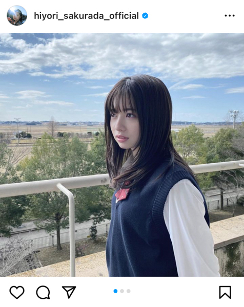 桜田ひより、制服姿で振り向き微笑むオフショットが無敵すぎる！