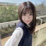桜田ひより、制服姿で振り向き微笑むオフショットが無敵すぎる！