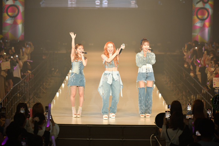 【動画】ヘラヘラ三銃士、大胆なデニム衣装でノリノリのパフォーマンス！＜札幌コレクション 2023 SPRING/SUMMER＞