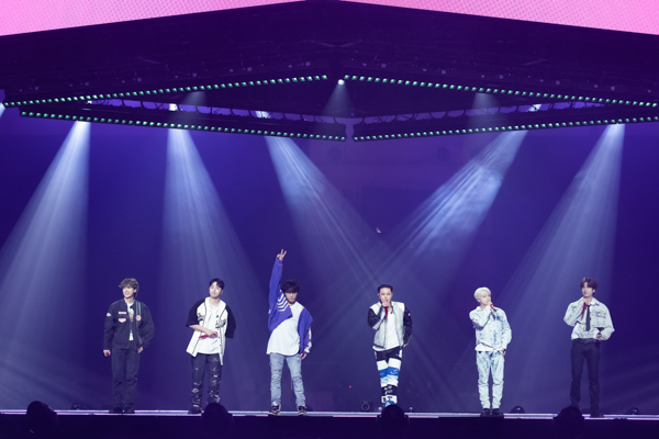 【写真特集】iKON、カジュアルなファッションで魅せるパワフルなパフォーマンス！＜KCON JAPAN 2023＞