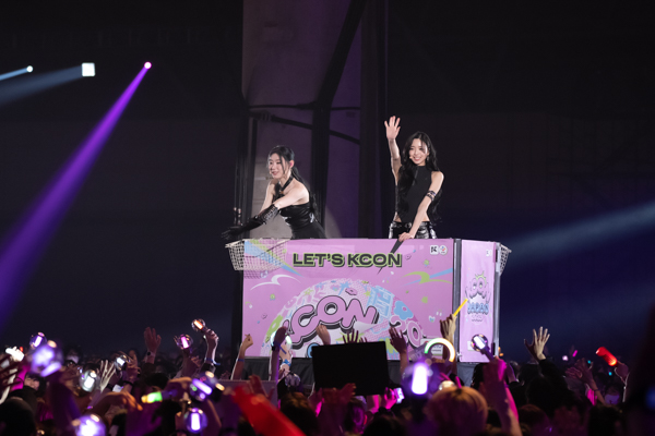 【写真特集】ITZY、美脚見せセクシー衣装でパワフルなパフォーマンス＜KCON JAPAN 2023＞