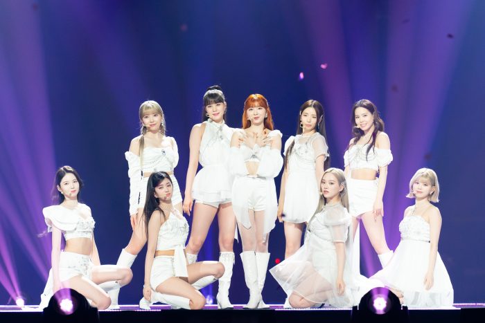 NiziU、ミニ丈衣装で脚線美全開！「KCON JAPAN」初日のSHOWに登場＜KCON JAPAN 2023＞
