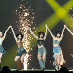 【写真特集】LE SSERAFIM、ヘルシーなくびれラインで釘付けのデニム衣装でパフォーマンス！＜KCON JAPAN 2023＞