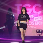 『日本一かわいい女子高生』村谷美奏、全身黒のスポーティーな装いで美脚披露！＜TGC teen ICHINOSEKI 2023＞