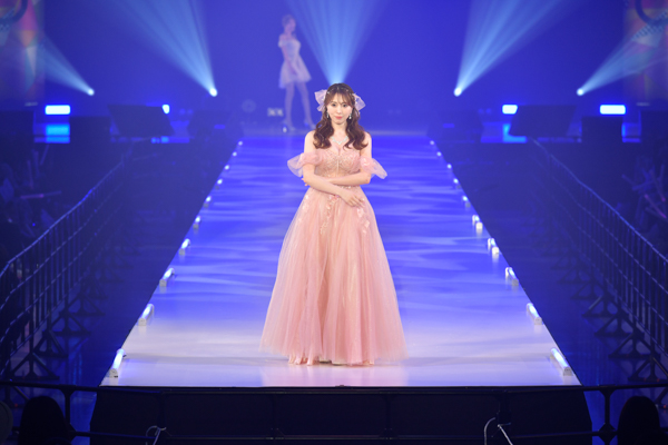 【動画】森咲智美、明日花キララがサツコレで胸元大胆なキャバドレスでランウェイ！＜札幌コレクション 2023 SPRING/SUMMER＞