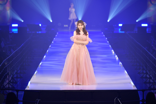 【動画】森咲智美、明日花キララがサツコレで胸元大胆なキャバドレスでランウェイ！＜札幌コレクション 2023 SPRING/SUMMER＞
