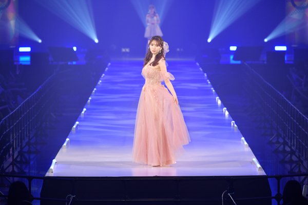 【動画】森咲智美、明日花キララがサツコレで胸元大胆なキャバドレスでランウェイ！＜札幌コレクション 2023 SPRING/SUMMER＞