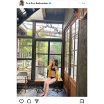 NGT48・真下華穂、スラリとした美脚がまぶしいグラビアオフショット公開