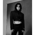 のん、美くびれ際立つへそ出しパンツスタイル披露