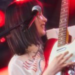 のん、捻挫で椅子に座りながらも大熱唱！