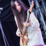 のん、捻挫で椅子に座りながらも大熱唱！