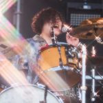 のん、捻挫で椅子に座りながらも大熱唱！