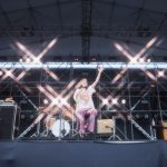 のん、捻挫で椅子に座りながらも大熱唱！