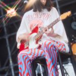 のん、捻挫で椅子に座りながらも大熱唱！