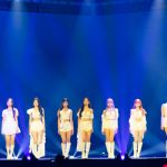 NiziU、ミニ丈衣装で脚線美全開！「KCON JAPAN」初日のSHOWに登場＜KCON JAPAN 2023＞