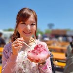 肉フェスでイチゴかき氷を食べるスイーツライターが「可愛すぎる？」と話題に
