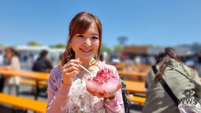 肉フェスでイチゴかき氷を食べるスイーツライターが「可愛すぎる？」と話題に
