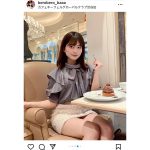 佐藤かれん、超ミニスカートから太ももチラ見せ