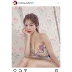 横野すみれ、花ビキニで大胆肌見せ！デコルテ＆美脚で釘付け