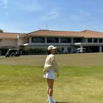 永尾まりや、ミニのゴルフウェアで美脚披露！