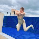 阿久津真央、美谷間チラリであざとセクシーに夏先取り！