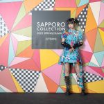 ano、カラフルなミニワンピ衣装でTVアニメ「チェンソーマン」EDテーマ曲『ちゅ、多様性。』を披露 ＜札幌コレクション 2023 SPRING/SUMMER＞