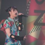 ano、カラフルなミニワンピ衣装でTVアニメ「チェンソーマン」EDテーマ曲『ちゅ、多様性。』を披露 ＜札幌コレクション 2023 SPRING/SUMMER＞