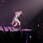 ano、カラフルなミニワンピ衣装でTVアニメ「チェンソーマン」EDテーマ曲『ちゅ、多様性。』を披露 ＜札幌コレクション 2023 SPRING/SUMMER＞