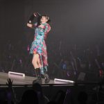 ano、カラフルなミニワンピ衣装でTVアニメ「チェンソーマン」EDテーマ曲『ちゅ、多様性。』を披露 ＜札幌コレクション 2023 SPRING/SUMMER＞