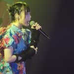 ano、カラフルなミニワンピ衣装でTVアニメ「チェンソーマン」EDテーマ曲『ちゅ、多様性。』を披露 ＜札幌コレクション 2023 SPRING/SUMMER＞