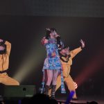 ano、カラフルなミニワンピ衣装でTVアニメ「チェンソーマン」EDテーマ曲『ちゅ、多様性。』を披露 ＜札幌コレクション 2023 SPRING/SUMMER＞