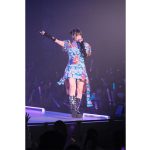 ano、カラフルなミニワンピ衣装でTVアニメ「チェンソーマン」EDテーマ曲『ちゅ、多様性。』を披露 ＜札幌コレクション 2023 SPRING/SUMMER＞