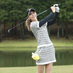 【動画】新井美穂、ミニスカゴルフウェアで大栄カントリー倶楽部女子研修会の今後の目標語る！
