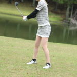 【動画】新井美穂、ミニスカゴルフウェアで大栄カントリー倶楽部女子研修会の今後の目標語る!