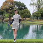 【動画】新井美穂、ミニスカゴルフウェアで大栄カントリー倶楽部のコースの魅力語る!「庭園の名物ホールで池が綺麗」