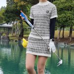 【動画】新井美穂、ミニスカゴルフウェアで大栄カントリー倶楽部のコースの魅力語る！「庭園の名物ホールで池が綺麗」