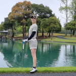【動画】新井美穂、ミニスカゴルフウェアで大栄カントリー倶楽部女子研修会の今後の目標語る！