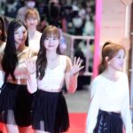 【動画】７人組ガールズグループ・CSR(チョッサラン)、白のトップスと黒のミニ丈ガーリーな衣装でレッドカーペットに登場！＜KCON JAPAN 2023＞