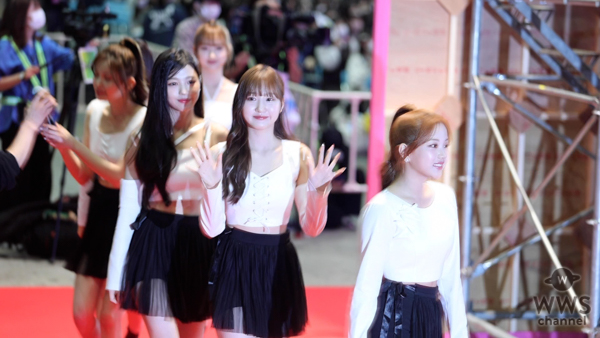 【動画】７人組ガールズグループ・CSR(チョッサラン)、白のトップスと黒のミニ丈ガーリーな衣装でレッドカーペットに登場！＜KCON JAPAN 2023＞