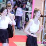 【動画】７人組ガールズグループ・CSR(チョッサラン)、白のトップスと黒のミニ丈ガーリーな衣装でレッドカーペットに登場！＜KCON JAPAN 2023＞