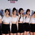 【動画】７人組ガールズグループ・CSR(チョッサラン)、白のトップスと黒のミニ丈ガーリーな衣装でレッドカーペットに登場！＜KCON JAPAN 2023＞